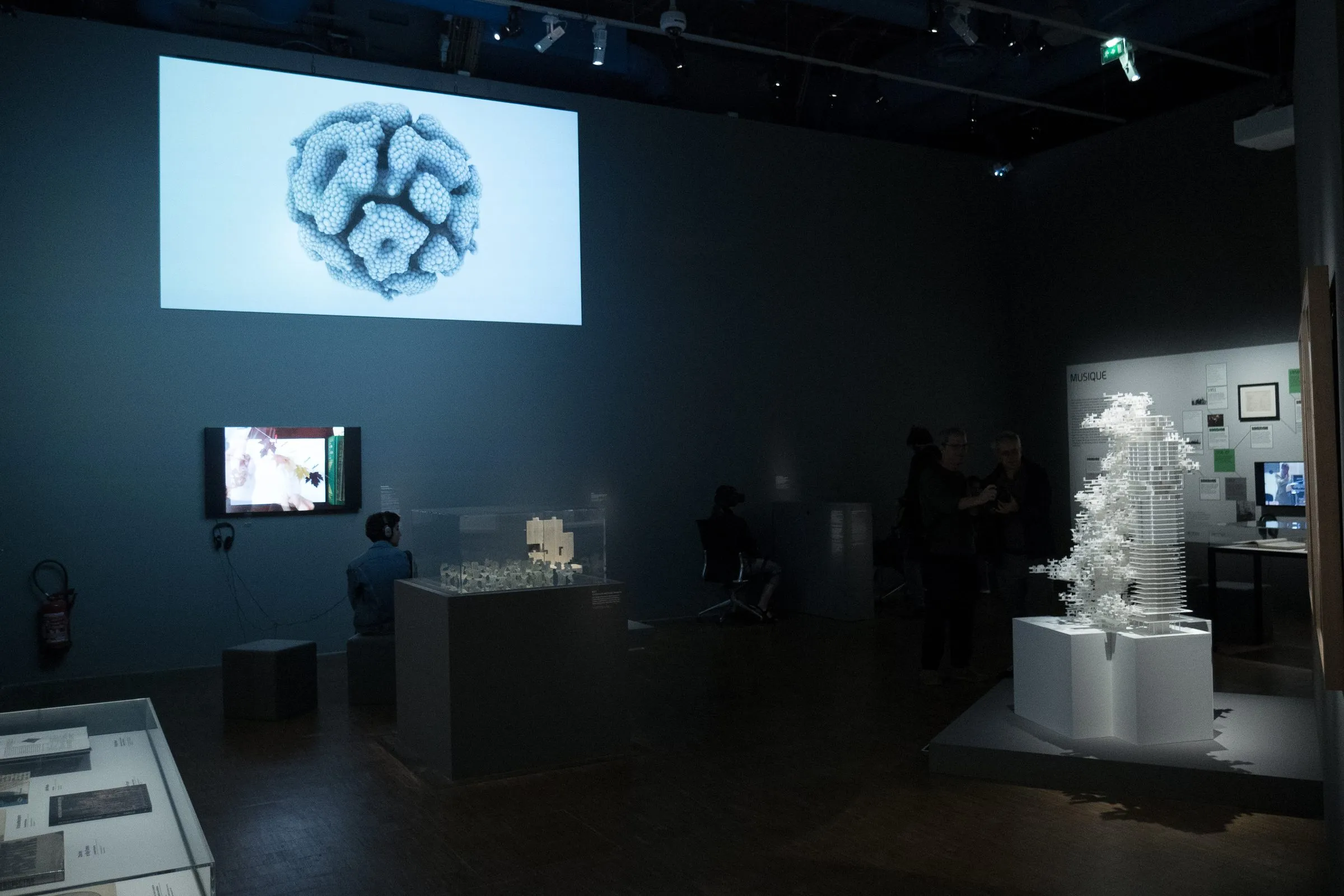 The exhibition hall with the model and a projection