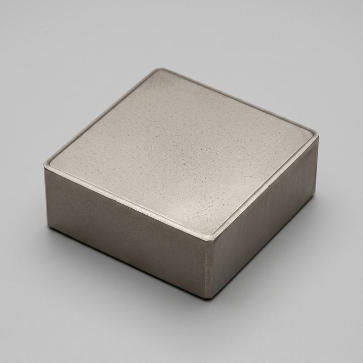 Rendered sample plate of FeMn₃P₂Si₂Zr₄